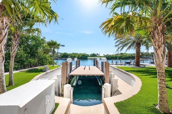 Exterior, Pool, Water