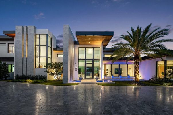 Exterior, Facade, Modern