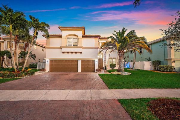 Attached, Exterior, Facade, Mediterranean