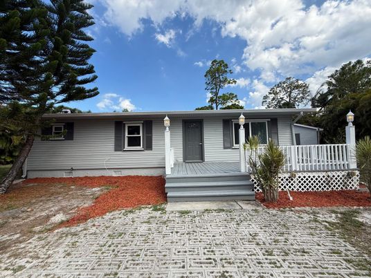 Exterior, Facade, Ranch