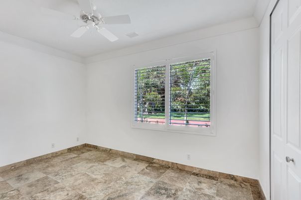 Empty room, Interior