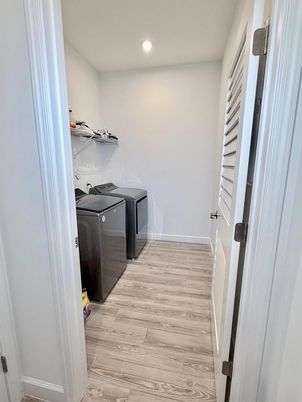 Interior, Recessed Lighting, Washer, Wood Texture Flooring