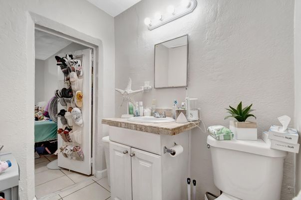 Bathroom, Interior, Tile Countertops