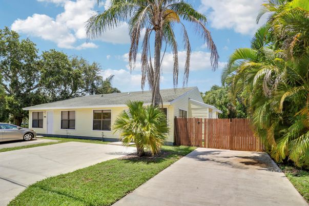 Attached, Exterior, Facade, Ranch