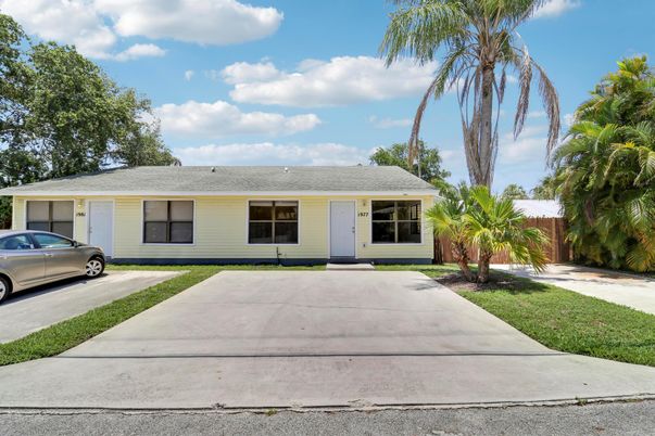 Attached, Exterior, Facade, Ranch