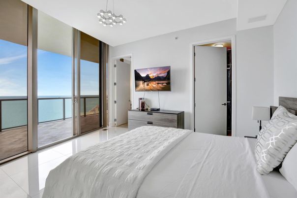 Bedroom, Interior, Water