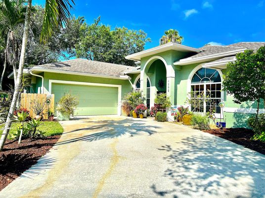 Attached, Exterior, Facade, Mediterranean