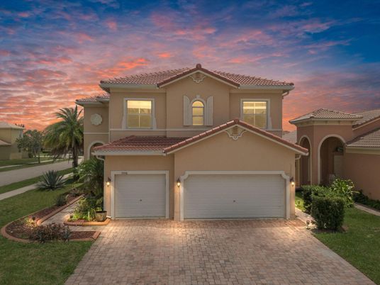 Attached, Exterior, Facade, Mediterranean