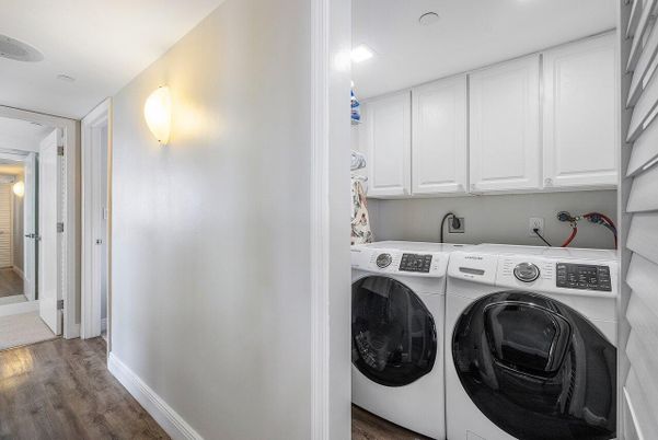 Interior, Recessed Lighting, Washer, Wood Texture Flooring