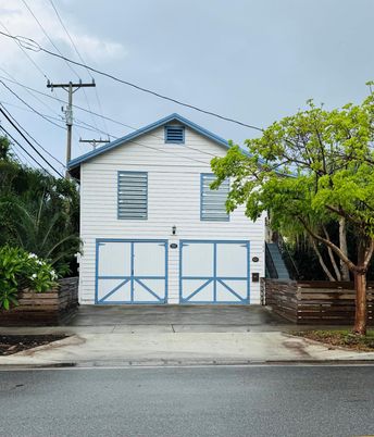 Attached, Exterior, Facade, Split Level