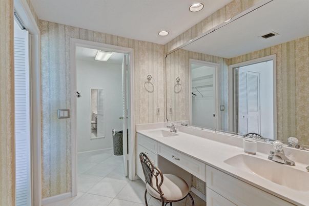 Bathroom, Dual Sink Vanities, Interior, Recessed Lighting