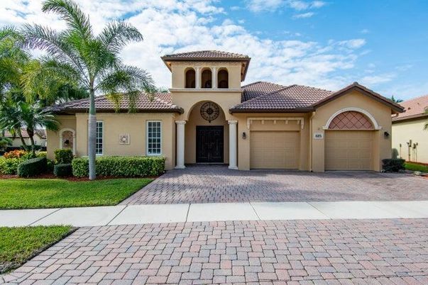Attached, Exterior, Facade, Mediterranean