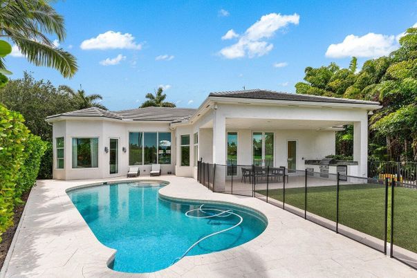Exterior, Pool