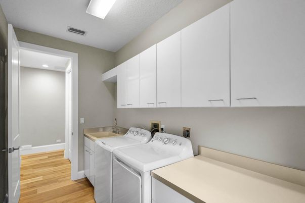 Interior, Recessed Lighting, Washer, Wood Texture Flooring