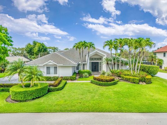 Backyard, Exterior, Facade, Ranch