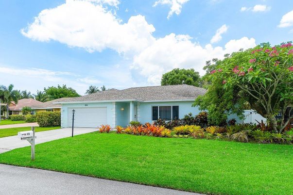 Attached, Exterior, Facade, Ranch