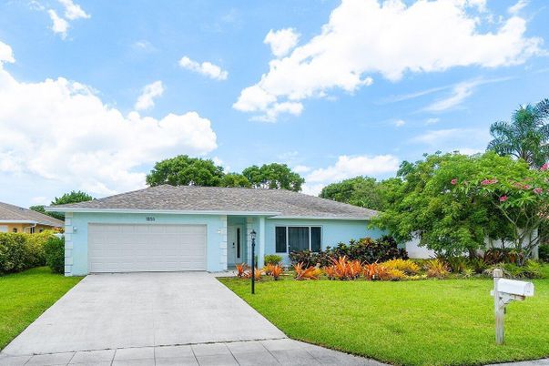Attached, Exterior, Facade, Ranch