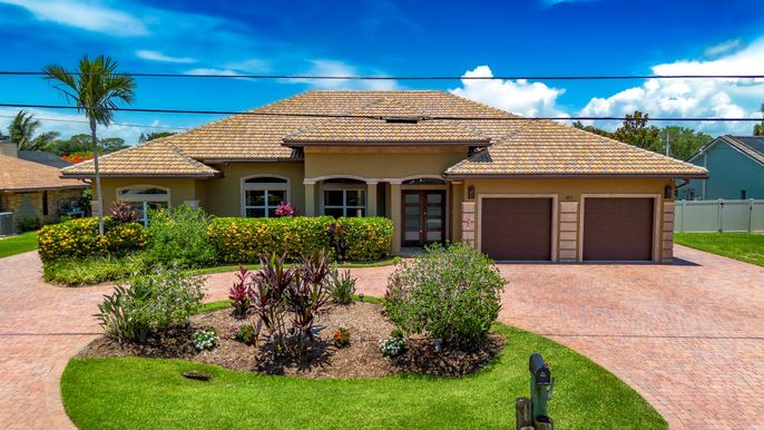 Attached, Exterior, Facade, Mediterranean