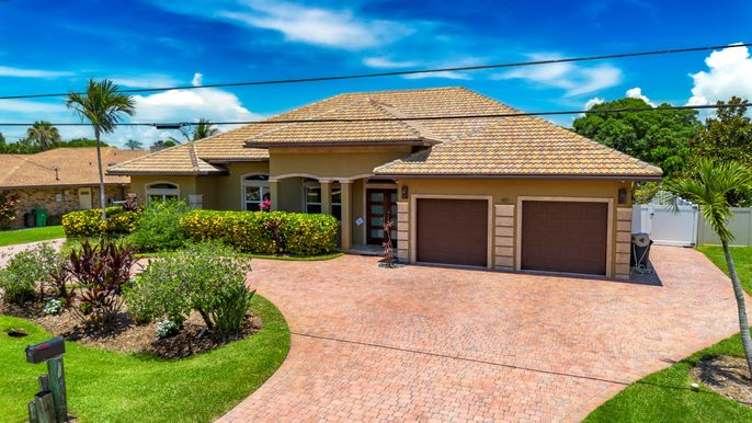 Attached, Exterior, Facade, Mediterranean