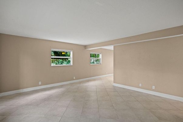 Empty room, Interior