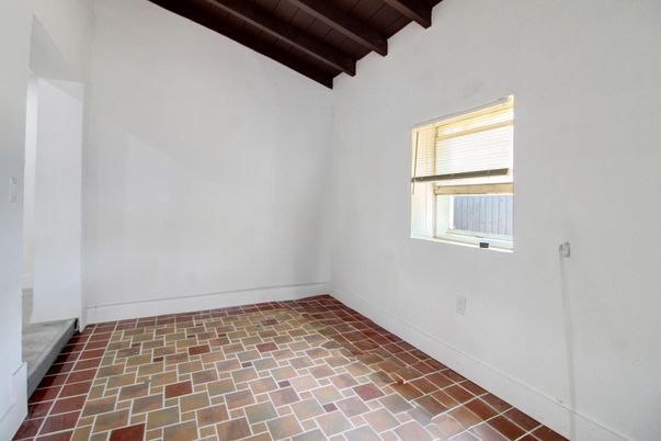 Empty room, Interior, Wooden Beams, Wooden Ceilings