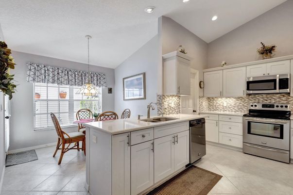 Dining room, Interior, Kitchen, Pendant Lights, Recessed Lighting, Stainless Steel Appliances
