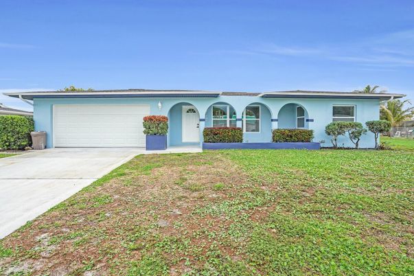 Attached, Exterior, Facade, Ranch