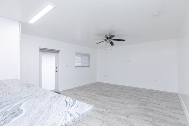 Empty room, Interior