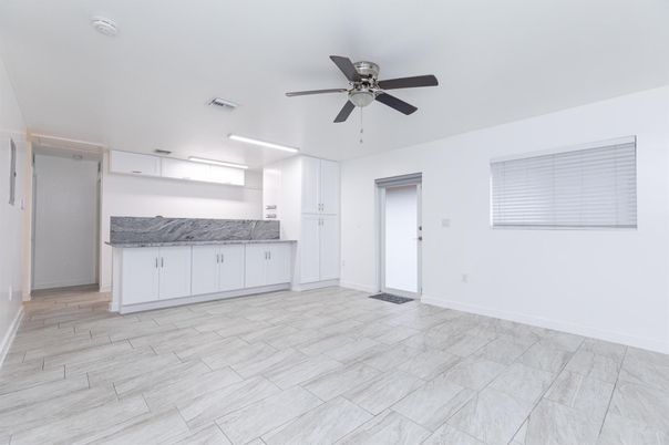 Empty room, Interior