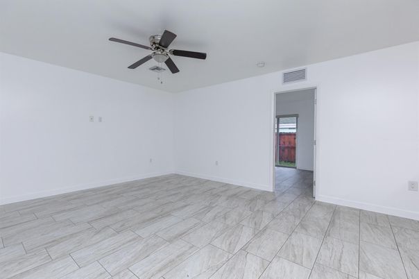 Empty room, Interior