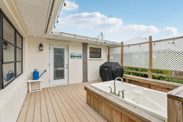 Exterior, Hot Tub