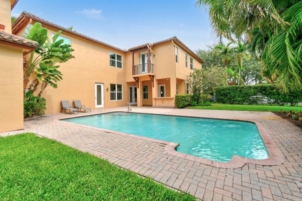 Exterior, Pool