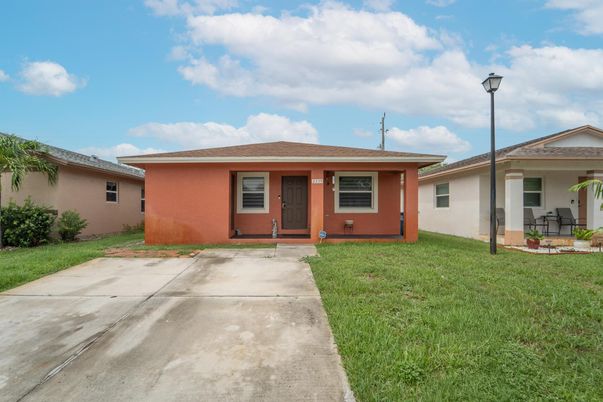 Exterior, Facade, Ranch