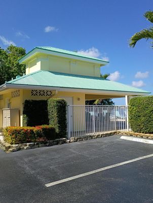Exterior, Facade, Modern