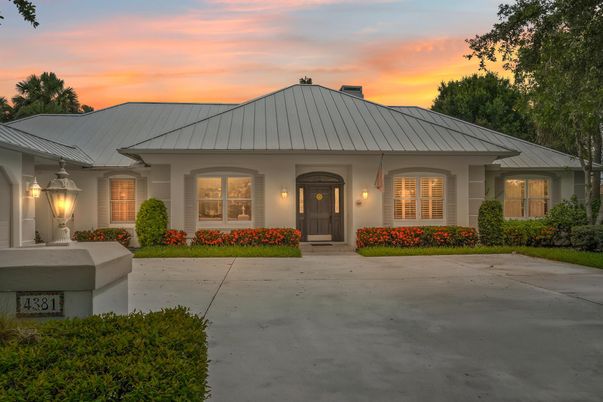 Exterior, Facade, Ranch
