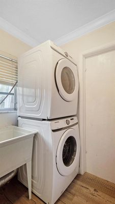 Interior, Utility Closets, Washer, Wood Texture Flooring