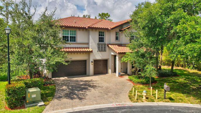 Attached, Exterior, Facade, Mediterranean