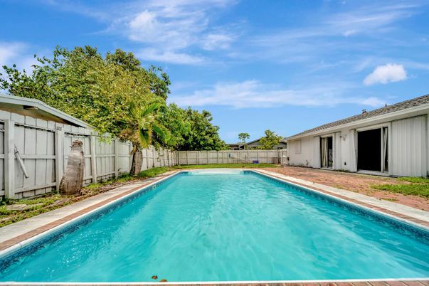 Exterior, Pool