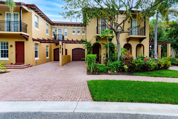 Attached, Exterior, Facade, Mediterranean