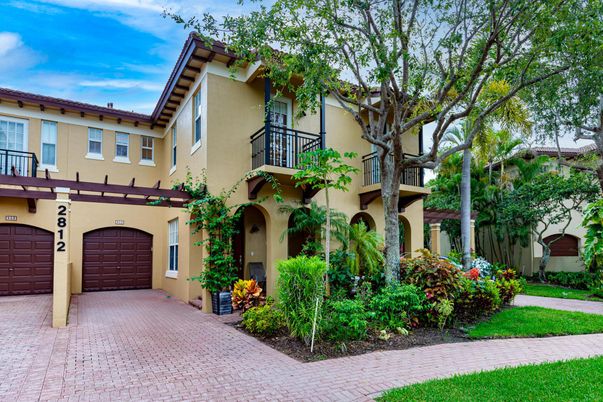 Attached, Exterior, Facade, Mediterranean