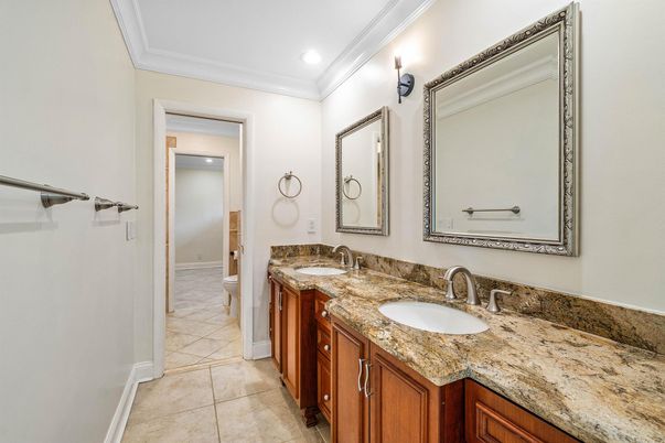 Bathroom, Dual Sink Vanities, Interior, Recessed Lighting