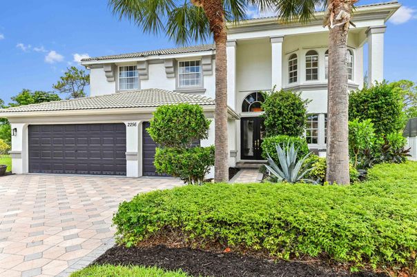 Attached, Exterior, Facade, Mediterranean