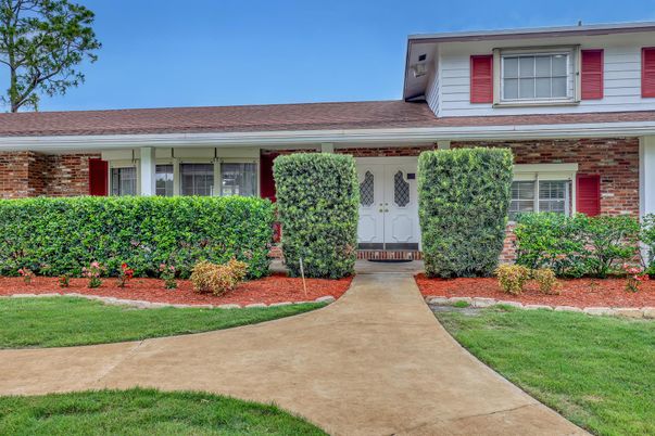 Exterior, Facade, Brick Facade, Ranch