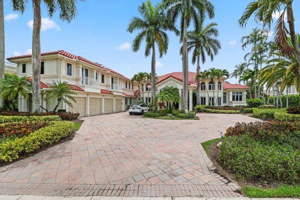 Attached, Exterior, Facade, Mediterranean