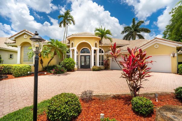 Attached, Exterior, Facade, Mediterranean