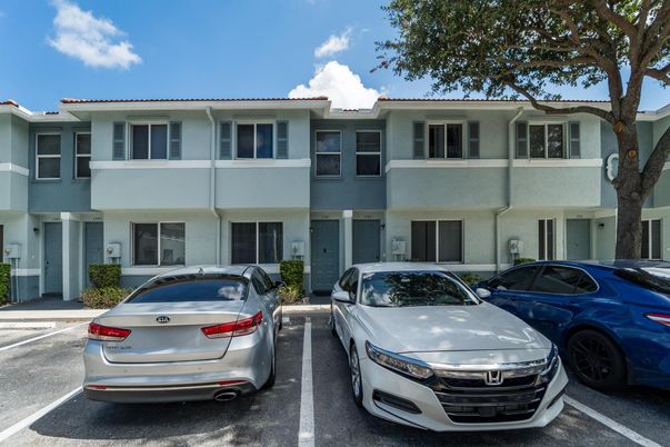 Exterior, Facade, Rowhouse