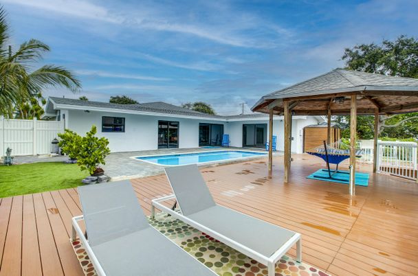 Exterior, Pool