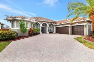 Attached, Exterior, Facade, Mediterranean