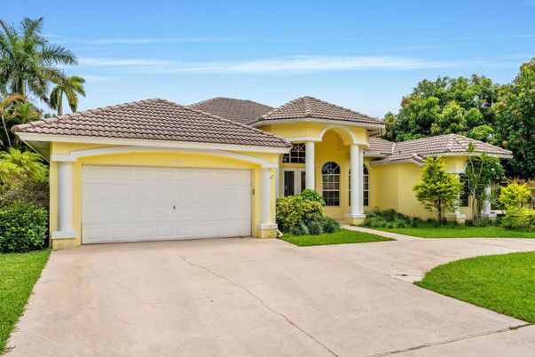 Attached, Exterior, Facade, Mediterranean