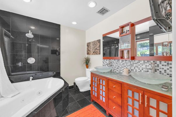 Bathroom, Dual Sink Vanities, Interior, Recessed Lighting